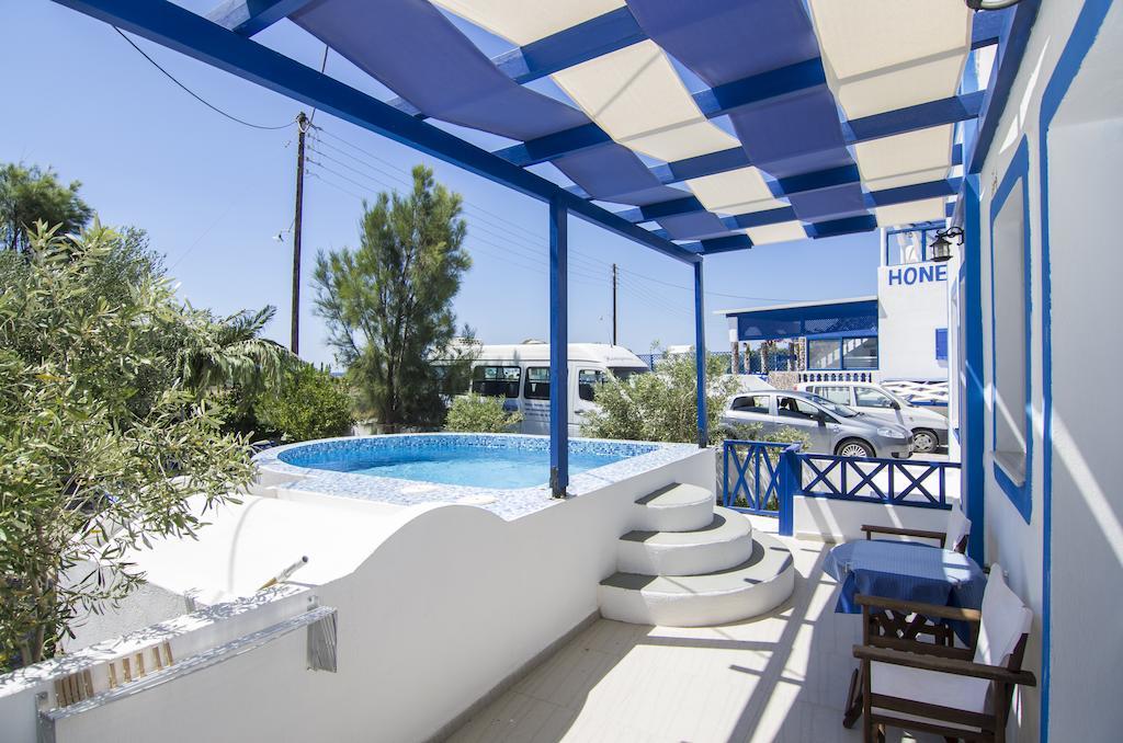 Апартаменты White & Blue Периволос Номер фото